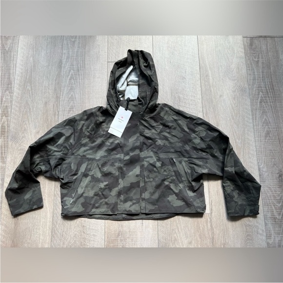 Lululemon Rain Chaser Jacket in Heritage 365 Camo Dark Olive Multi Size 8 - Picture 3 of 7